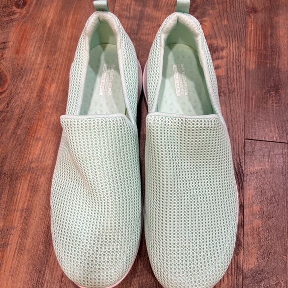 NEW SKECHERS - GO WALK Joy - Aurora - Sz 9 - Be noticed in this cool mint color - Picture 4 of 9